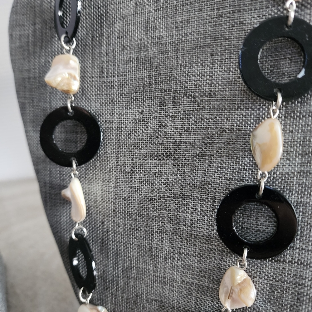 Source Unknown Shell and Black Necklace Set - Picture 5 of 11